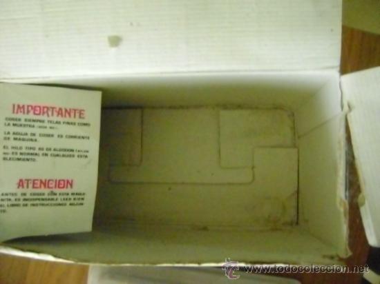 Juguetes antiguos: M&aacute;quina de coser Eureka con caja - Foto 7