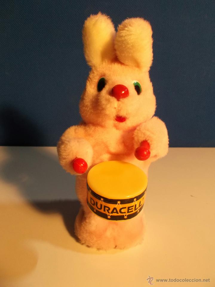 Juguetes antiguos: Conejo de duracell de pl&aacute;stico y tela - Foto 1