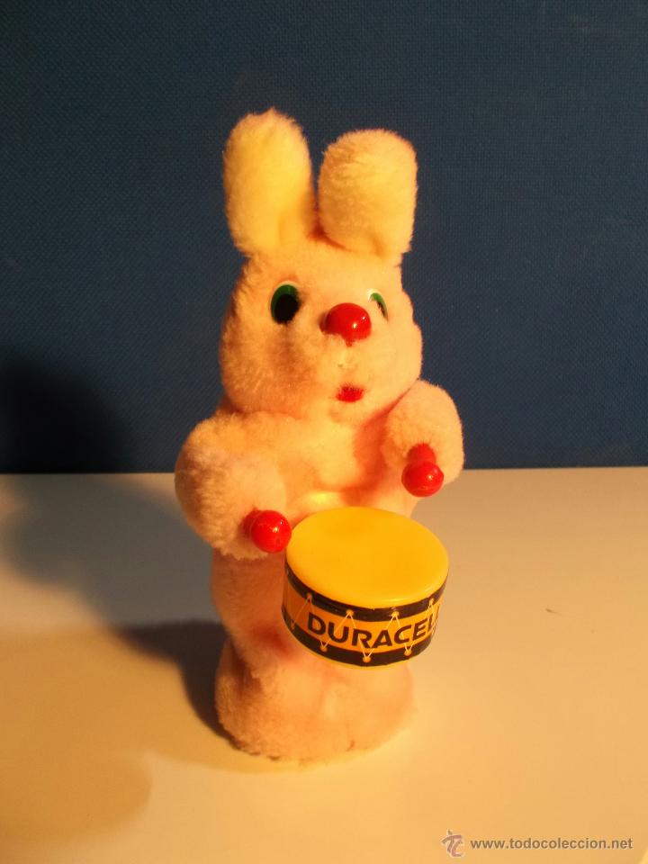 Juguetes antiguos: Conejo de duracell de pl&aacute;stico y tela - Foto 2
