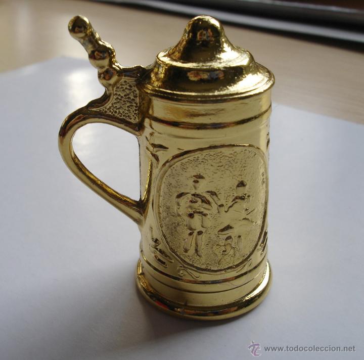 Brinquedos antigos: Preciosa jarrita de cerveza en miniatura a modo de dedal. A&ntilde;os 70/80