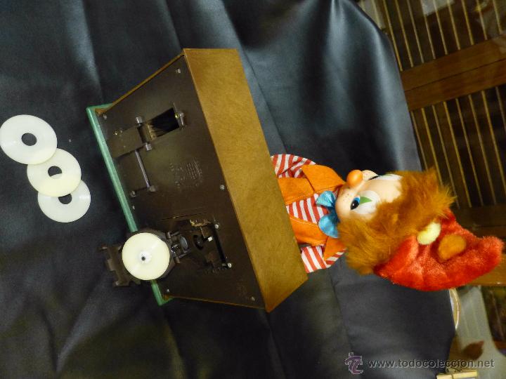 Juguetes antiguos: payaso con gramola de Feber - Foto 2