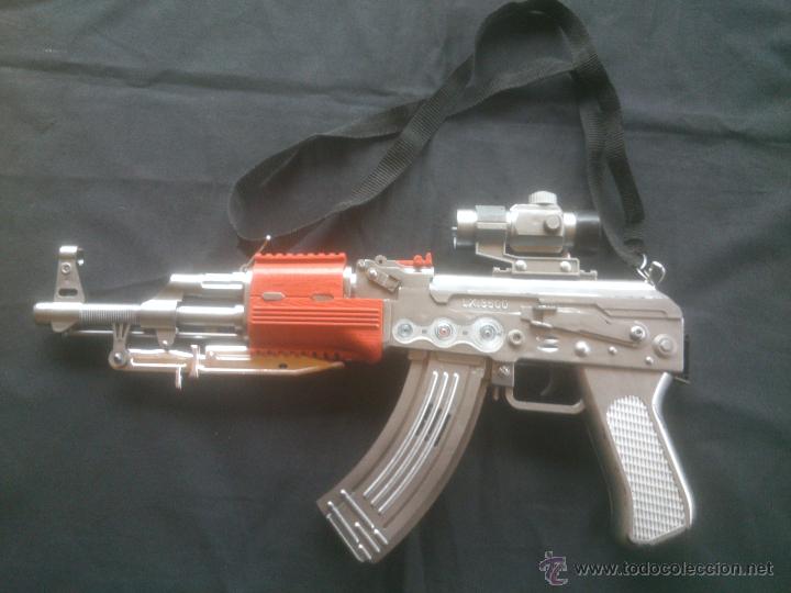 Juguetes antiguos: FUSIL DE ASALTO CON SONIDO Y LUCES - Foto 1