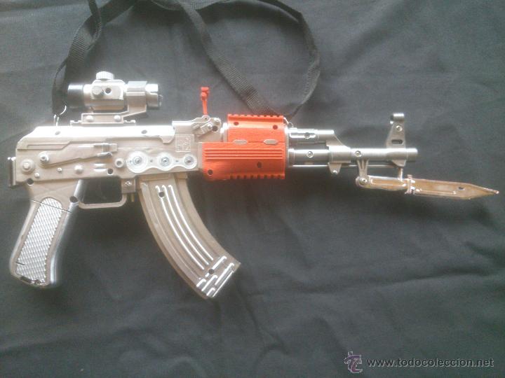 Juguetes antiguos: FUSIL DE ASALTO CON SONIDO Y LUCES - Foto 2