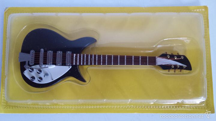 Juguetes antiguos: GUITARRA MINIATURA DE MADERA - Foto 1