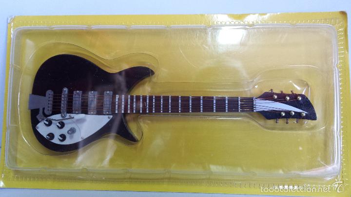 Juguetes antiguos: GUITARRA MINIATURA DE MADERA - Foto 2