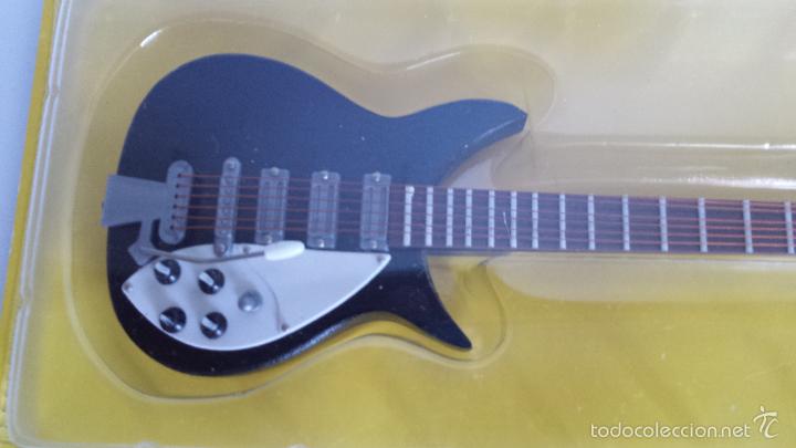 Juguetes antiguos: GUITARRA MINIATURA DE MADERA - Foto 3