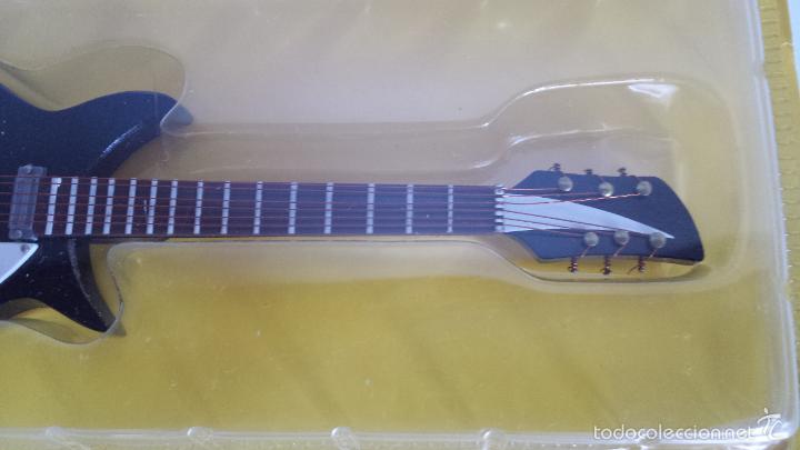 Juguetes antiguos: GUITARRA MINIATURA DE MADERA - Foto 4
