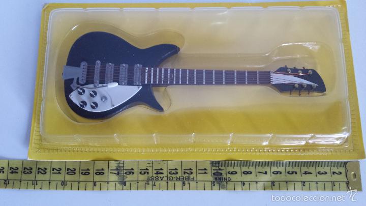 Juguetes antiguos: GUITARRA MINIATURA DE MADERA - Foto 6