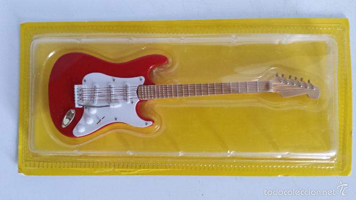Juguetes antiguos: GUITARRA MINIATURA DE MADERA - Foto 1