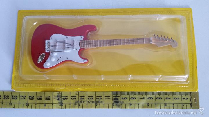 Juguetes antiguos: GUITARRA MINIATURA DE MADERA - Foto 2