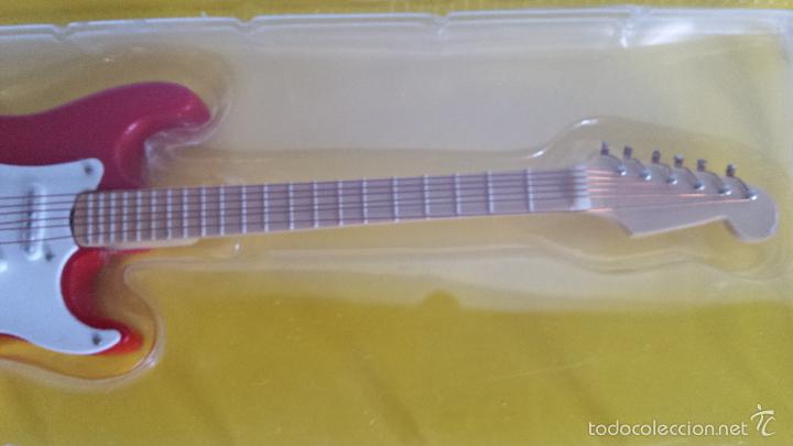 Juguetes antiguos: GUITARRA MINIATURA DE MADERA - Foto 3