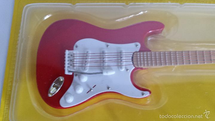 Juguetes antiguos: GUITARRA MINIATURA DE MADERA - Foto 4