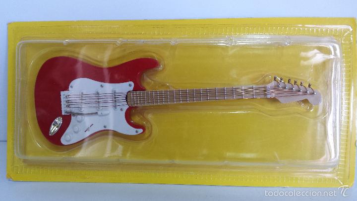Juguetes antiguos: GUITARRA MINIATURA DE MADERA - Foto 5