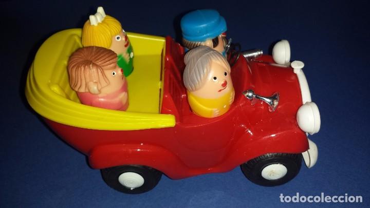 Jouets Anciens: COCHE DE CORAMA con FIGURAS