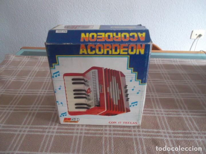 Juguetes antiguos: acordeon de los a&ntilde;os 70 - Foto 1
