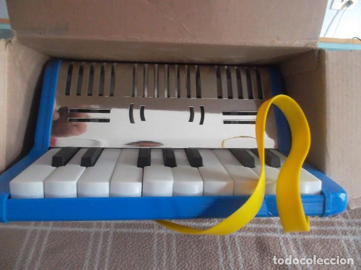 Juguetes antiguos: acordeon de los a&ntilde;os 70 - Foto 2