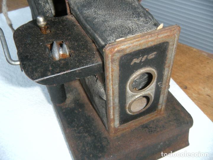 Juguetes antiguos: PROYECTOR DE CINE NIC - Foto 1