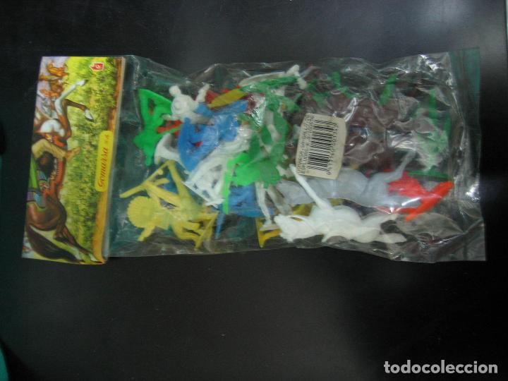 Juguetes antiguos: Blister indios y Cowboys de Gomarsa - Foto 2