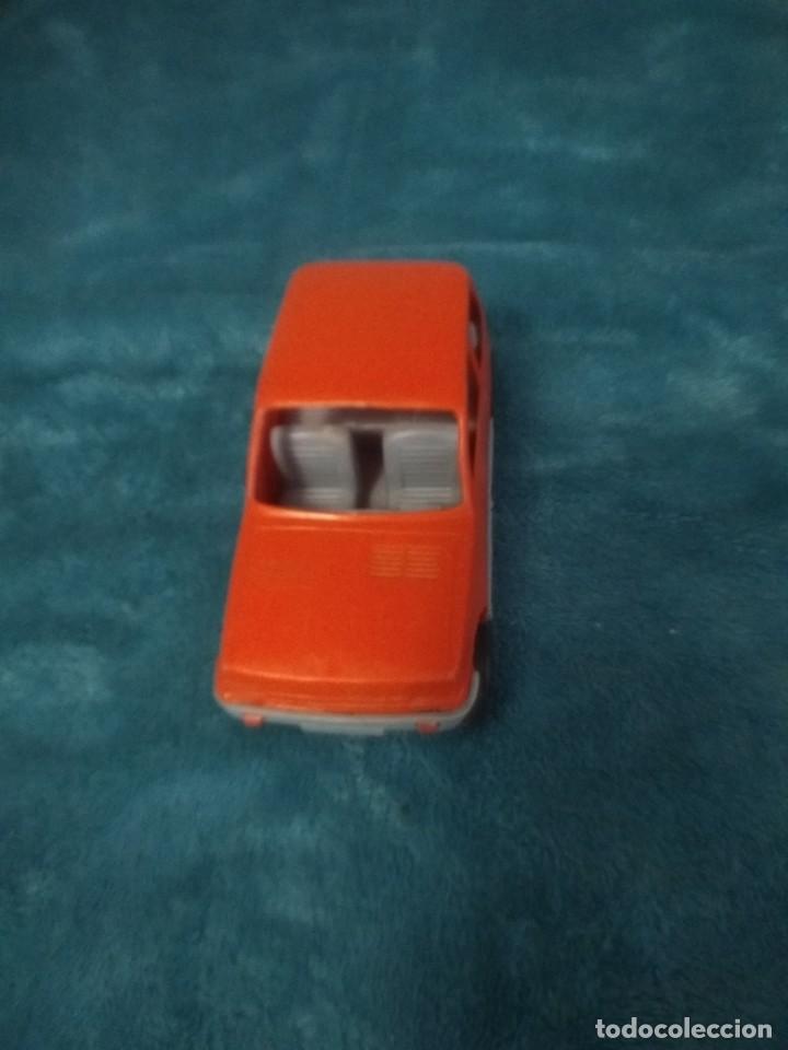 Juguetes antiguos: Coche de pl&aacute;stico antiguo - Foto 1