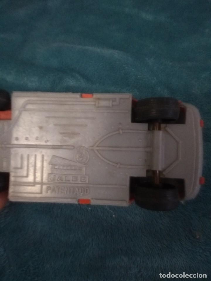Juguetes antiguos: Coche de pl&aacute;stico antiguo - Foto 2