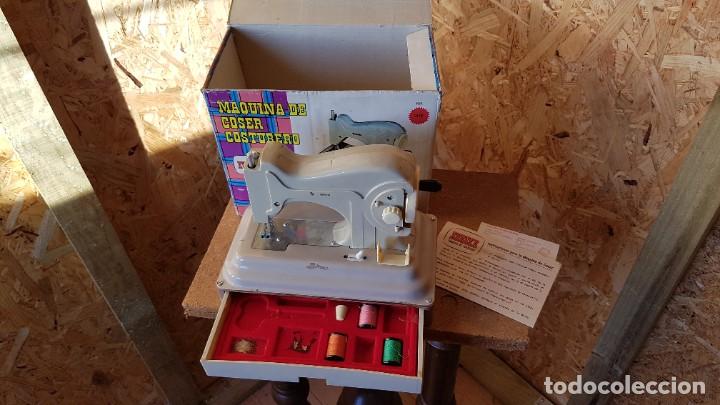 Juguetes antiguos: Maquina de coser Eureka - Foto 2