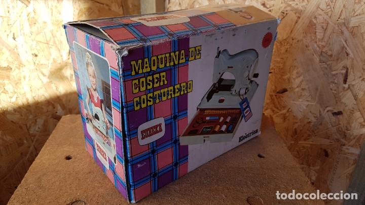 Juguetes antiguos: Maquina de coser Eureka - Foto 3