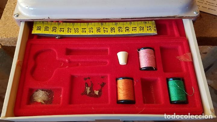Juguetes antiguos: Maquina de coser Eureka - Foto 4