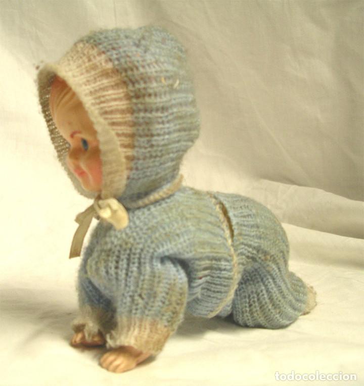 Juguetes antiguos: Mu&ntilde;eca Gateadora de Cuerda, funciona. Med 12 cm - Foto 2