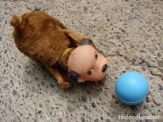 Juguetes antiguos: ANTIGUO PERRO CON GLOBO A RESORTE - EGE - Foto 1