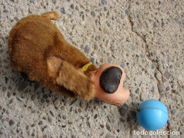 Juguetes antiguos: ANTIGUO PERRO CON GLOBO A RESORTE - EGE - Foto 3
