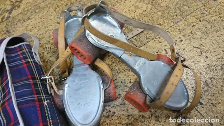 Juguetes antiguos: PATINES DE HIERRO SANCHESKI CON BOLSA - Foto 2