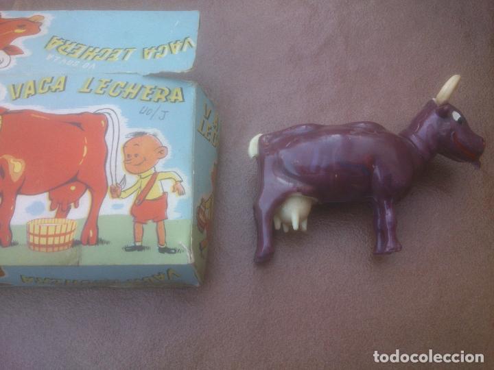 Juguetes antiguos: VACA LECHERA MADEL - Foto 2