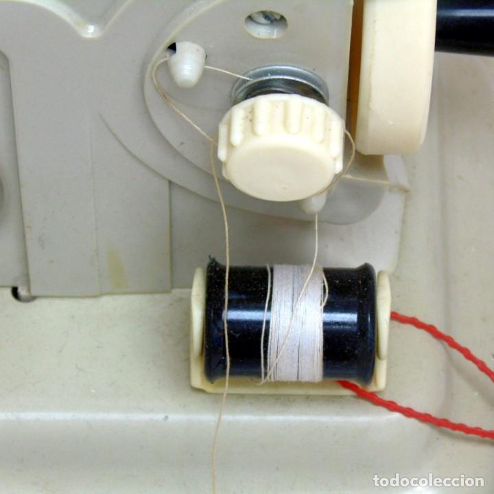 Juguetes antiguos: Maquina de coser Eureka - Foto 5