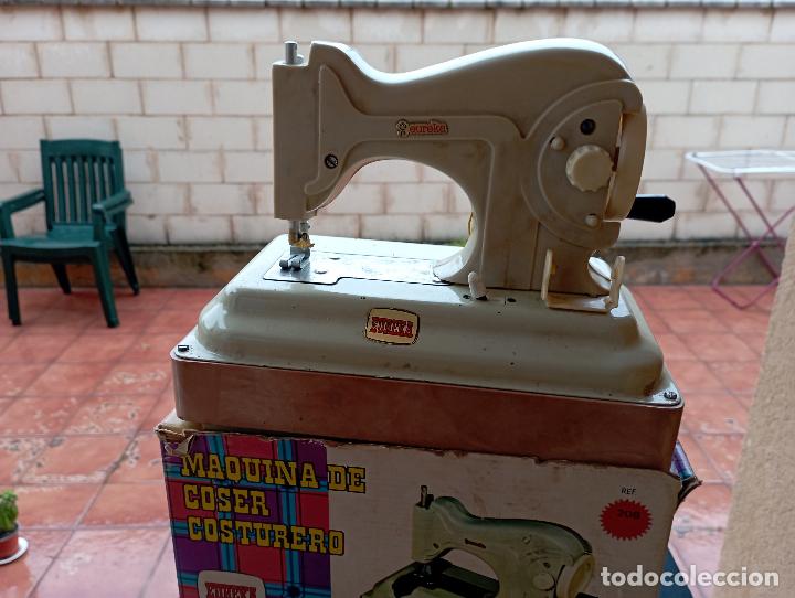 Juguetes antiguos: MAQUINA DE COSER CON COSTURERO,EURECA. - Foto 2