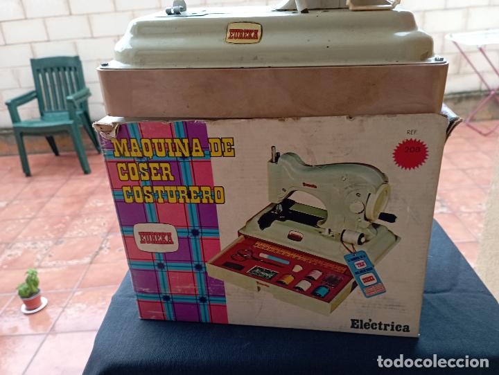 Juguetes antiguos: MAQUINA DE COSER CON COSTURERO,EURECA. - Foto 3