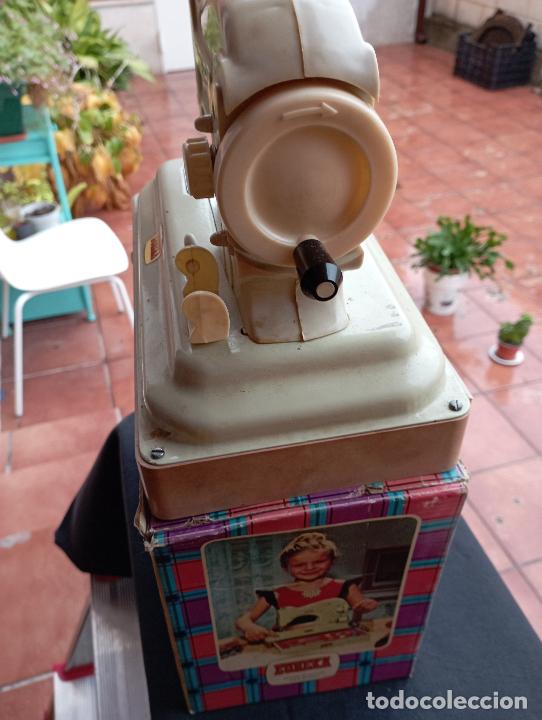 Juguetes antiguos: MAQUINA DE COSER CON COSTURERO,EURECA. - Foto 4