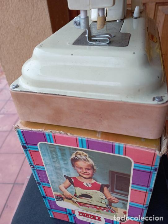 Juguetes antiguos: MAQUINA DE COSER CON COSTURERO,EURECA. - Foto 5