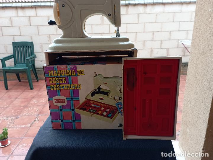 Juguetes antiguos: MAQUINA DE COSER CON COSTURERO,EURECA. - Foto 6