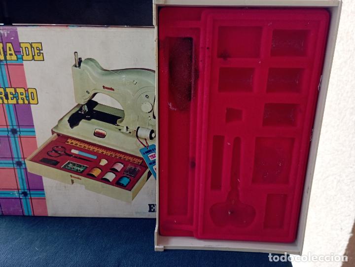 Juguetes antiguos: MAQUINA DE COSER CON COSTURERO,EURECA. - Foto 7