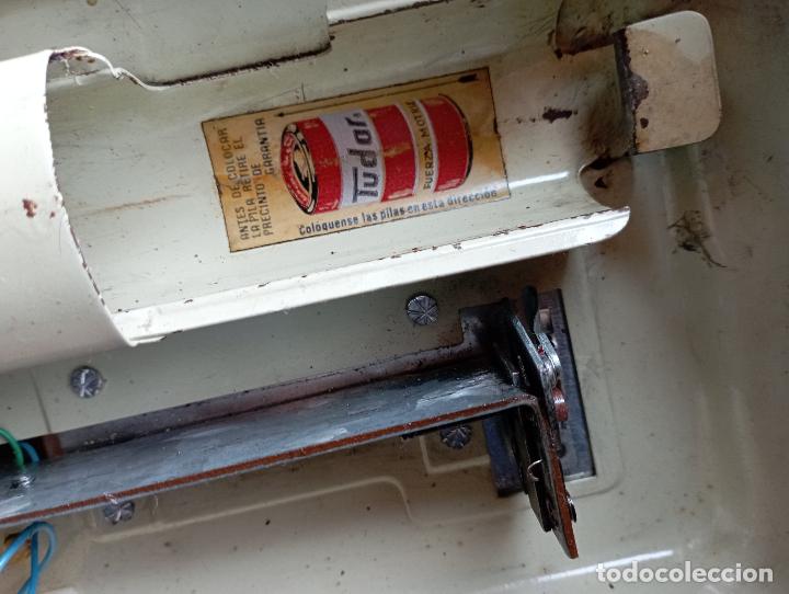 Juguetes antiguos: MAQUINA DE COSER CON COSTURERO,EURECA. - Foto 8
