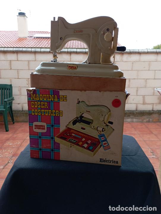 Juguetes antiguos: MAQUINA DE COSER CON COSTURERO,EURECA. - Foto 1