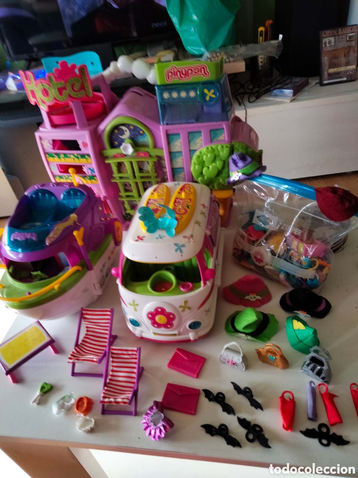 Juguetes antiguos: Lote Pinypon (3 set ) y 42 mu&ntilde;ecos con sus complementos - Foto 2