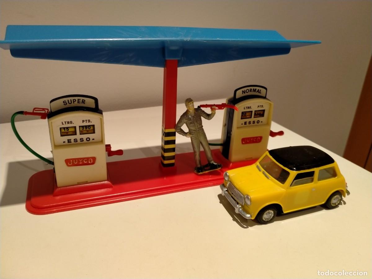 Juguetes antiguos: Gasolinera marca Juyco + complementos - Foto 1