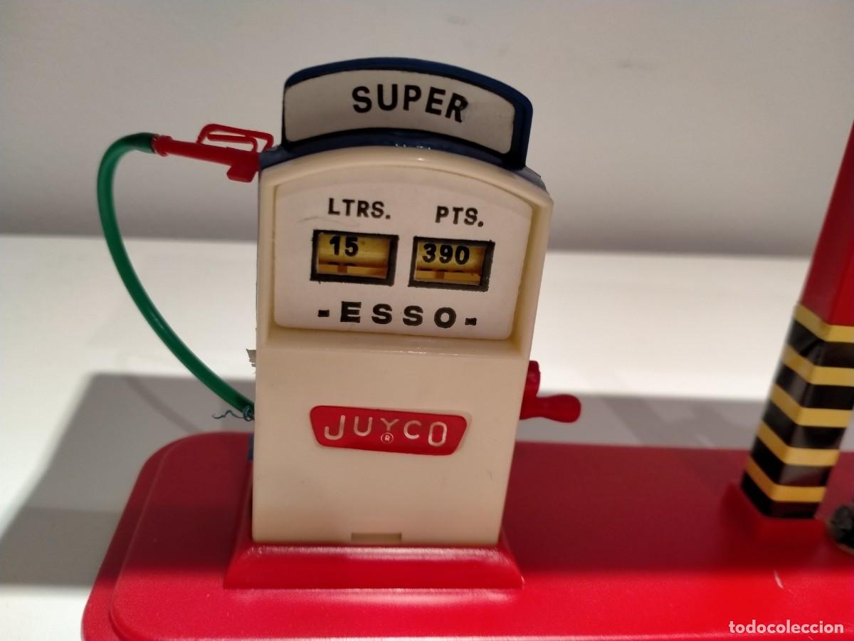 Juguetes antiguos: Gasolinera marca Juyco + complementos - Foto 3
