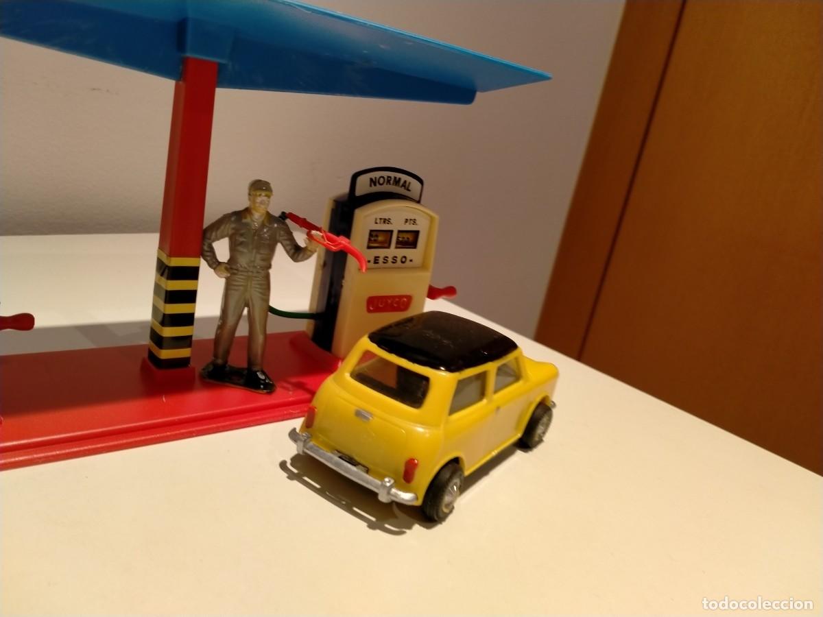Juguetes antiguos: Gasolinera marca Juyco + complementos - Foto 4