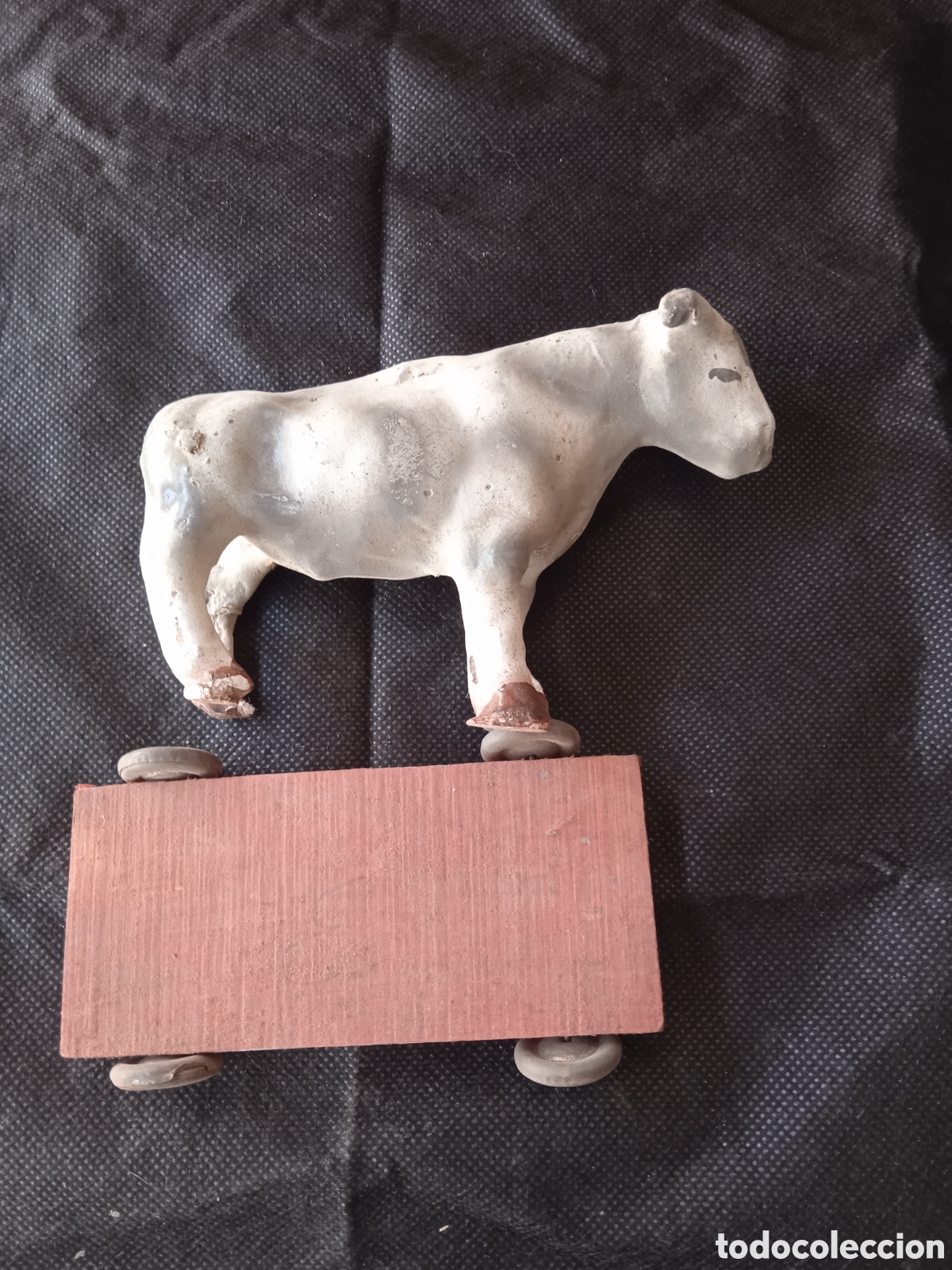 Juguetes antiguos: Vaca de cart&oacute;n piedra - Foto 1