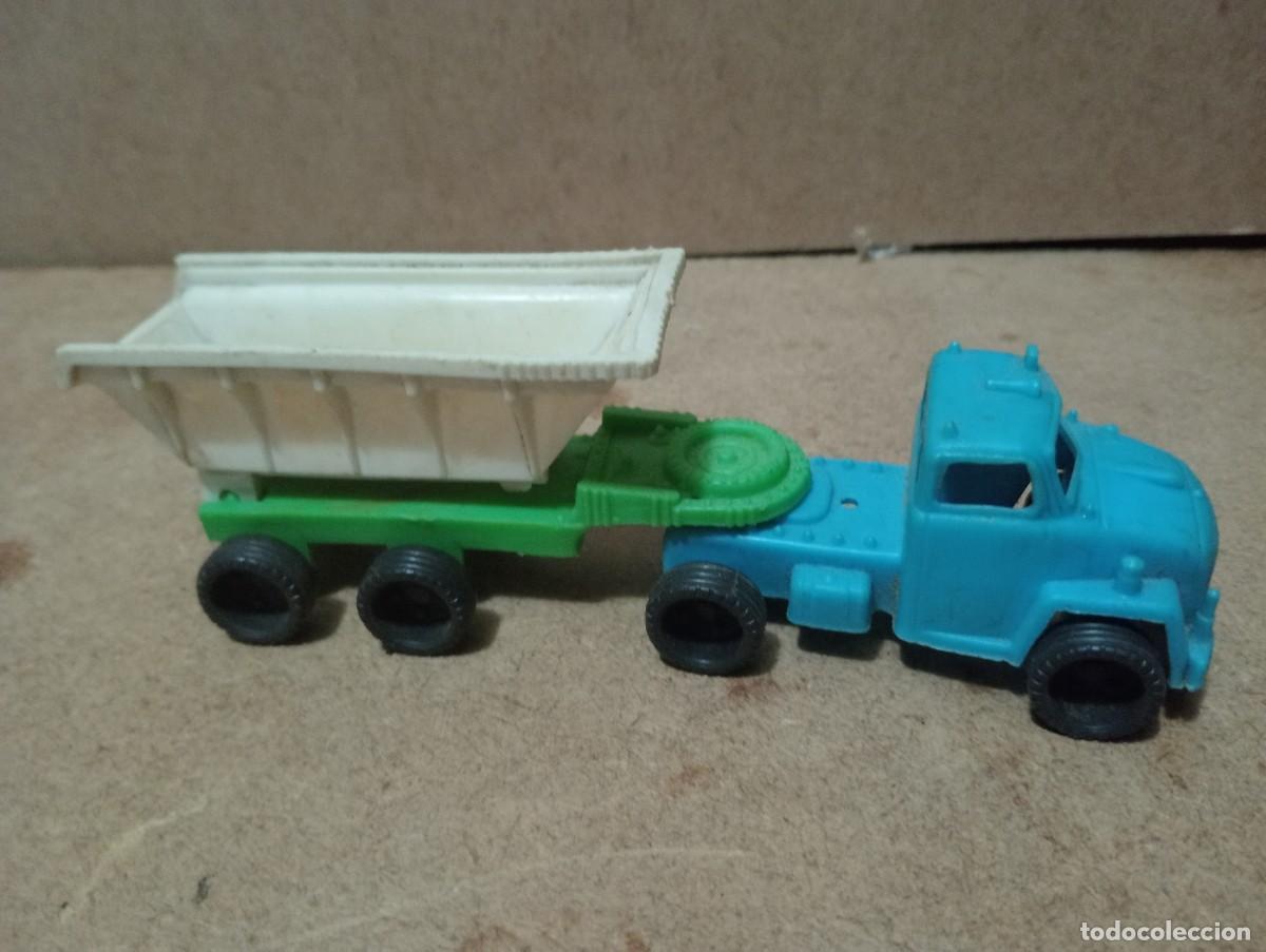 Juguetes antiguos: Dos antiguos trailers de plastico - Foto 2