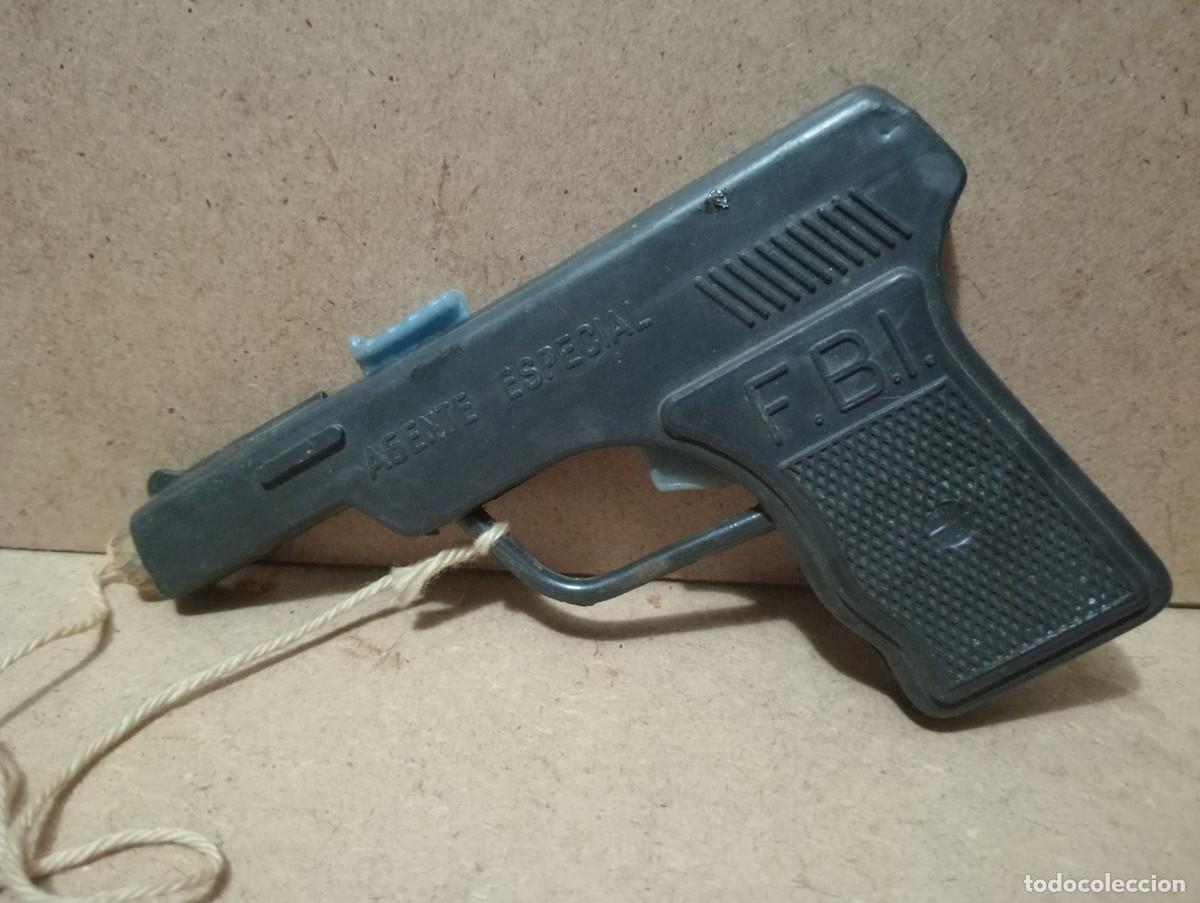 Juguetes antiguos: Antiguas pistolas de plastico y madera a resorte - Foto 2
