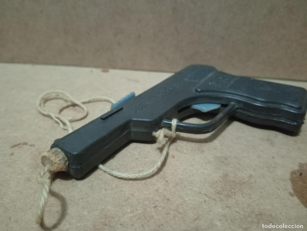 Juguetes antiguos: Antiguas pistolas de plastico y madera a resorte - Foto 3