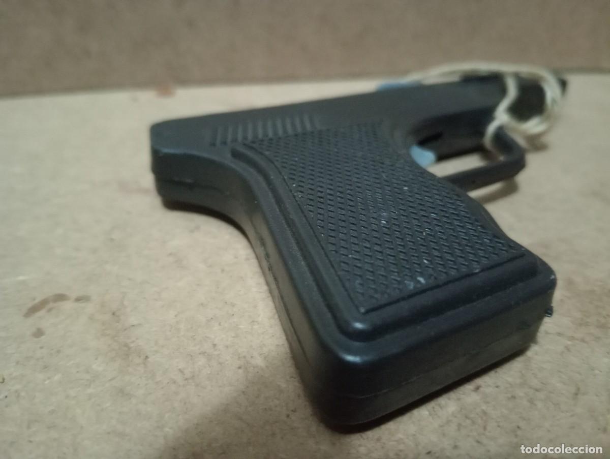 Juguetes antiguos: Antiguas pistolas de plastico y madera a resorte - Foto 4